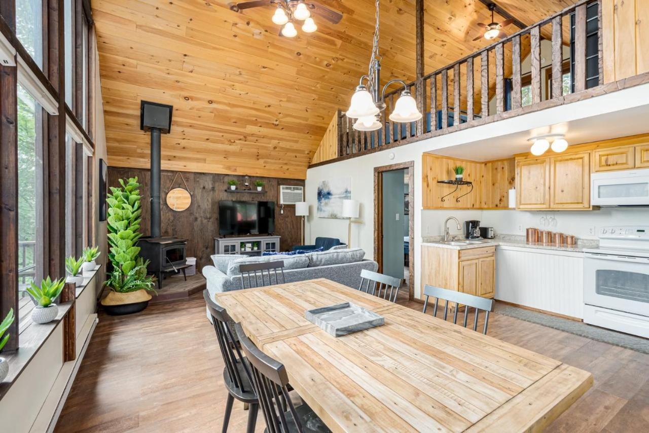 Quaint Loft Cabin W Hot Tub, Firepit, Deck & Grill Hedgesville Zewnętrze zdjęcie
