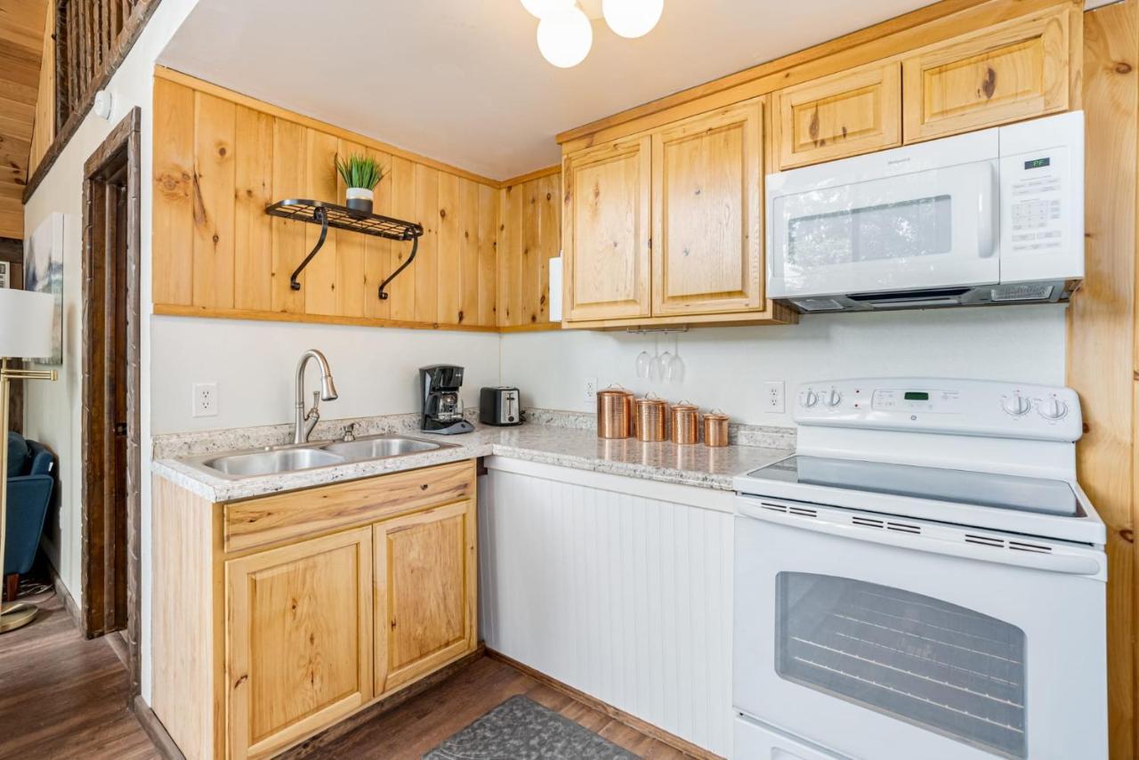 Quaint Loft Cabin W Hot Tub, Firepit, Deck & Grill Hedgesville Zewnętrze zdjęcie