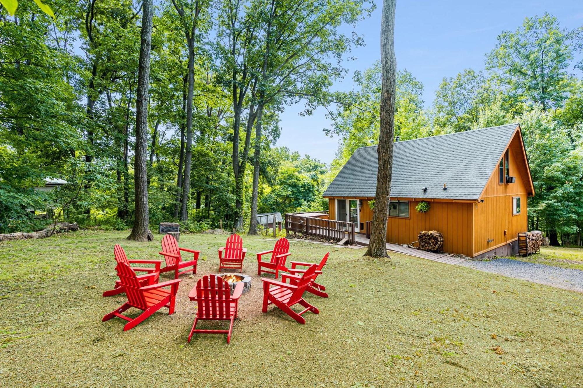 Quaint Loft Cabin W Hot Tub, Firepit, Deck & Grill Hedgesville Zewnętrze zdjęcie