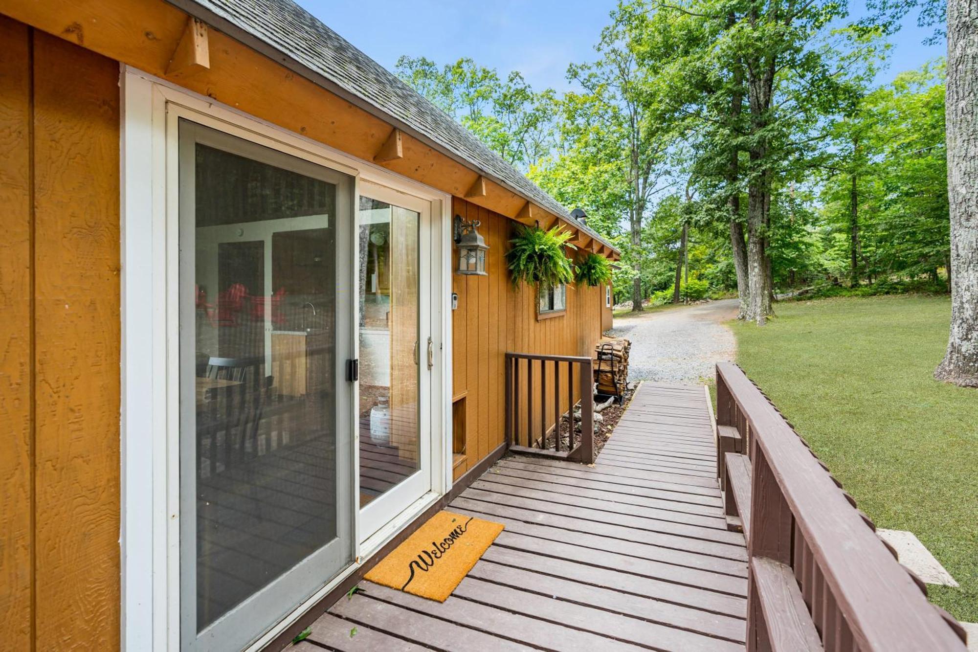 Quaint Loft Cabin W Hot Tub, Firepit, Deck & Grill Hedgesville Zewnętrze zdjęcie