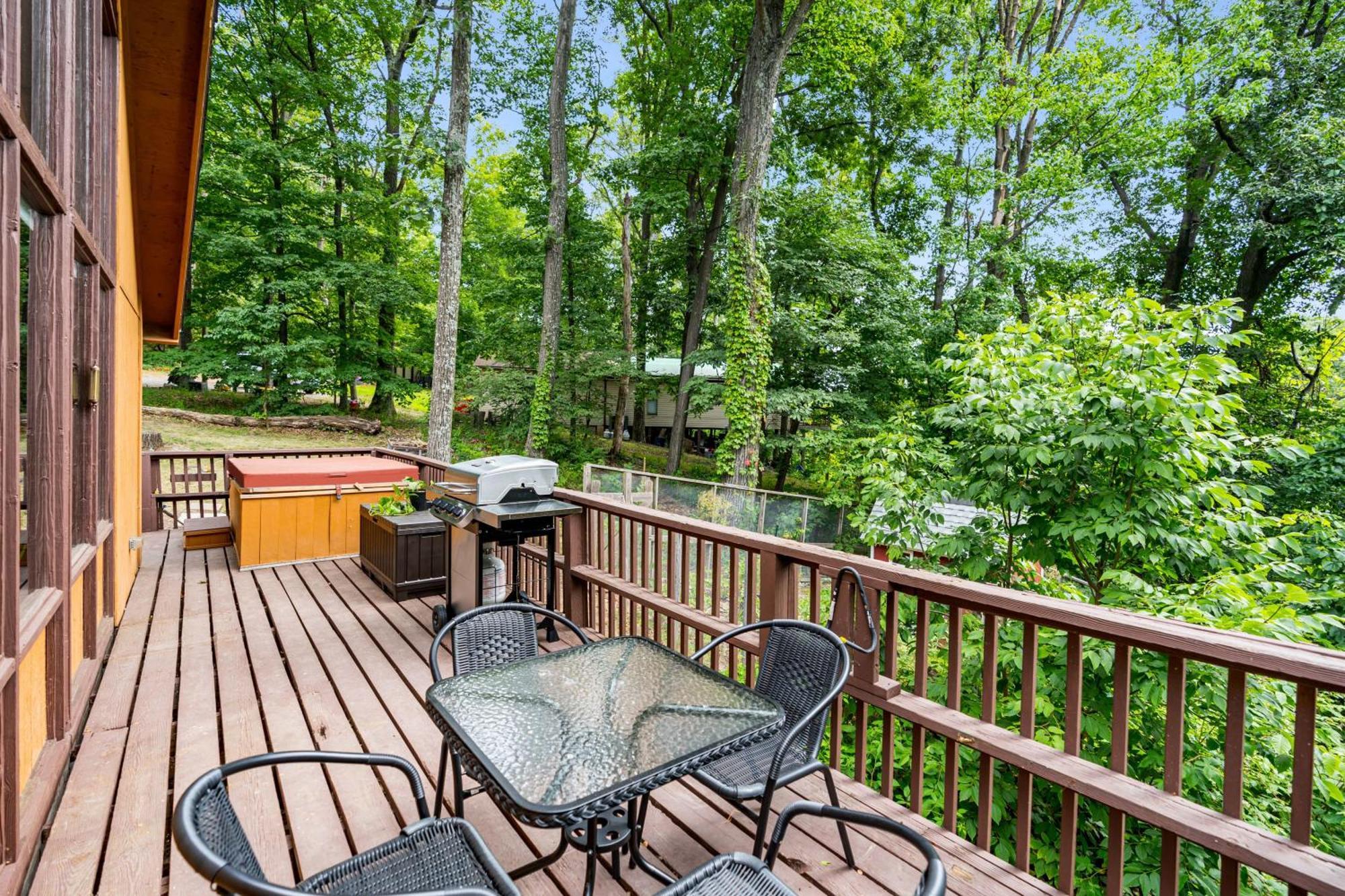 Quaint Loft Cabin W Hot Tub, Firepit, Deck & Grill Hedgesville Zewnętrze zdjęcie