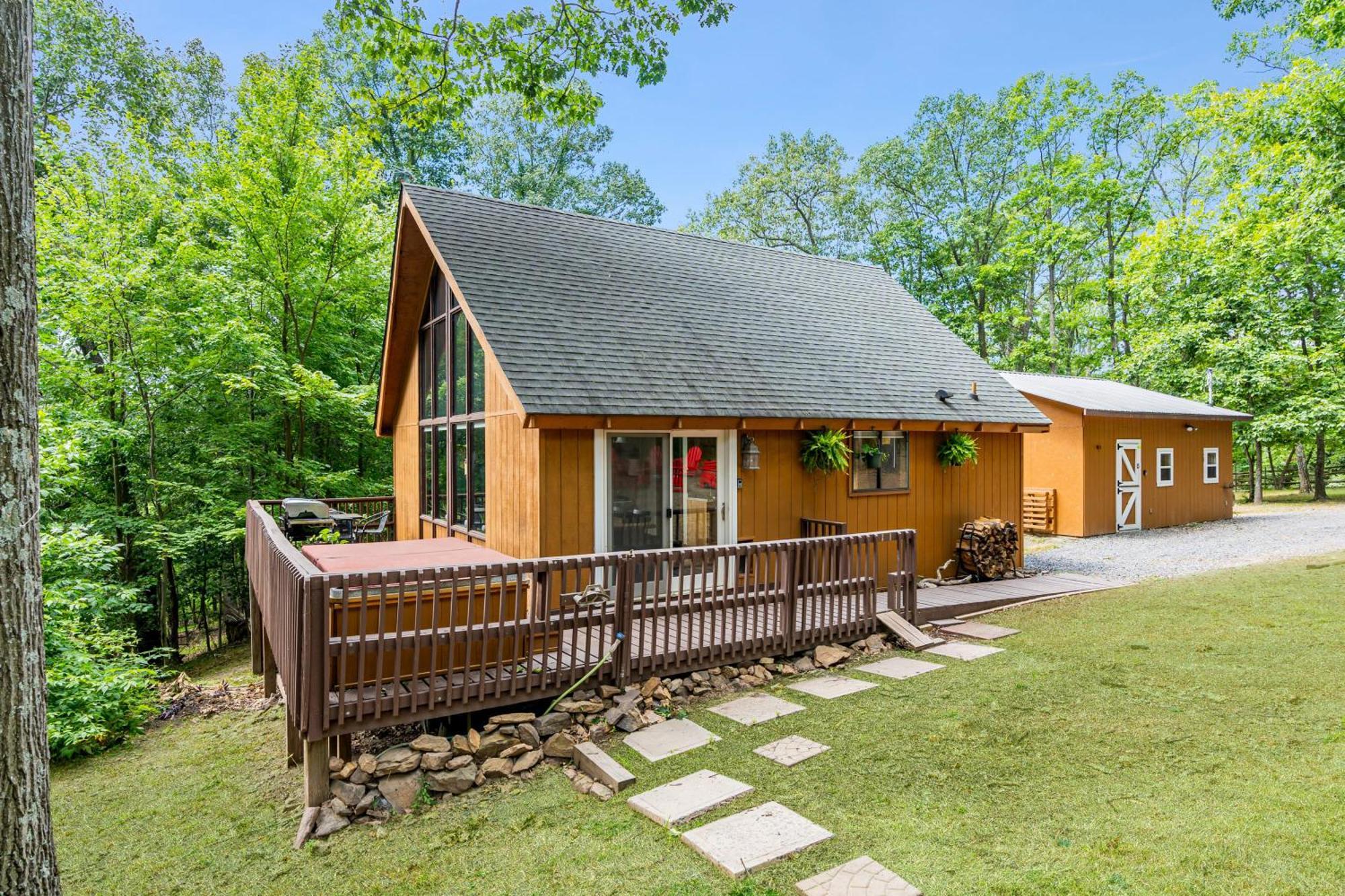 Quaint Loft Cabin W Hot Tub, Firepit, Deck & Grill Hedgesville Zewnętrze zdjęcie