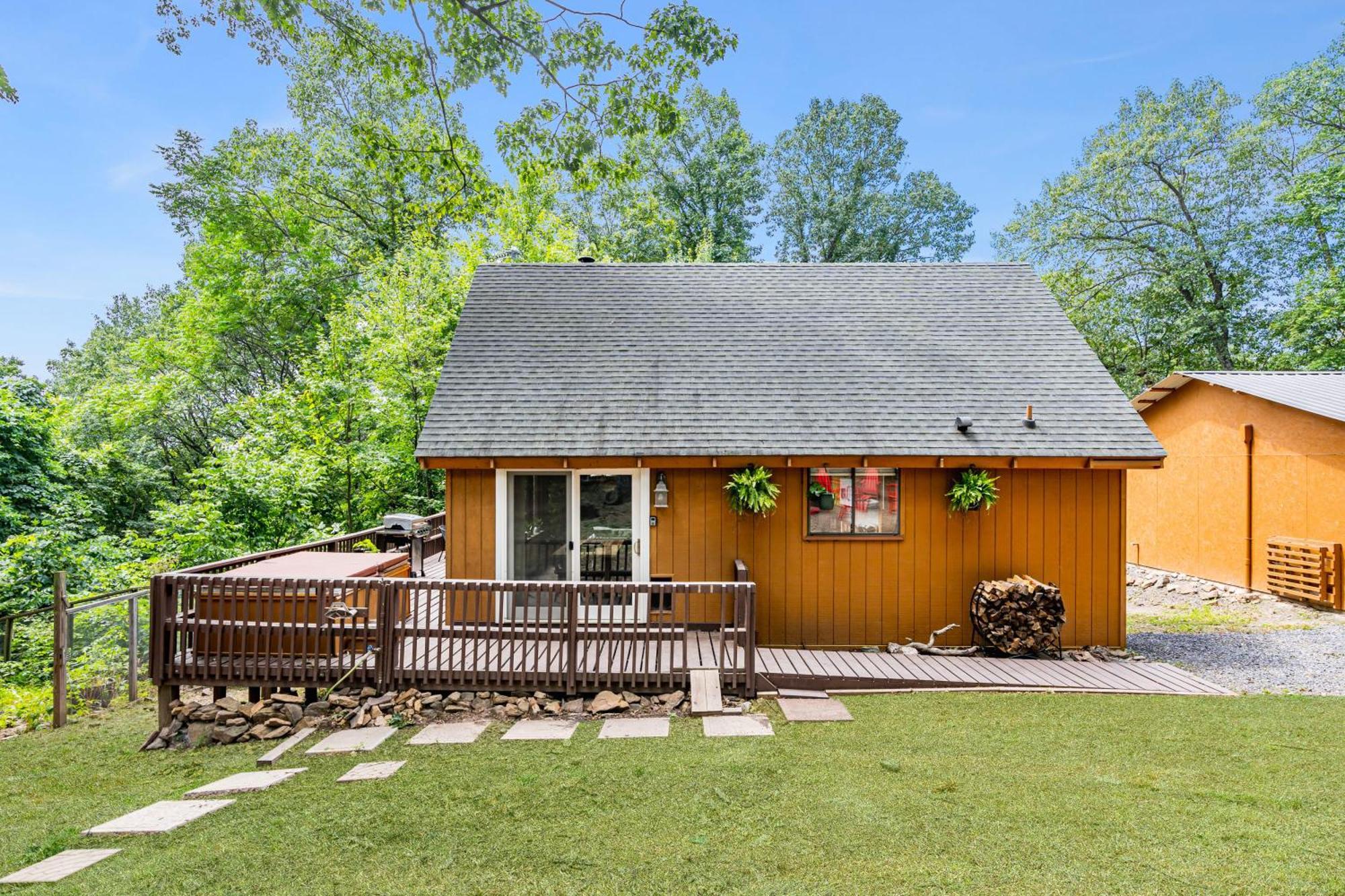 Quaint Loft Cabin W Hot Tub, Firepit, Deck & Grill Hedgesville Zewnętrze zdjęcie